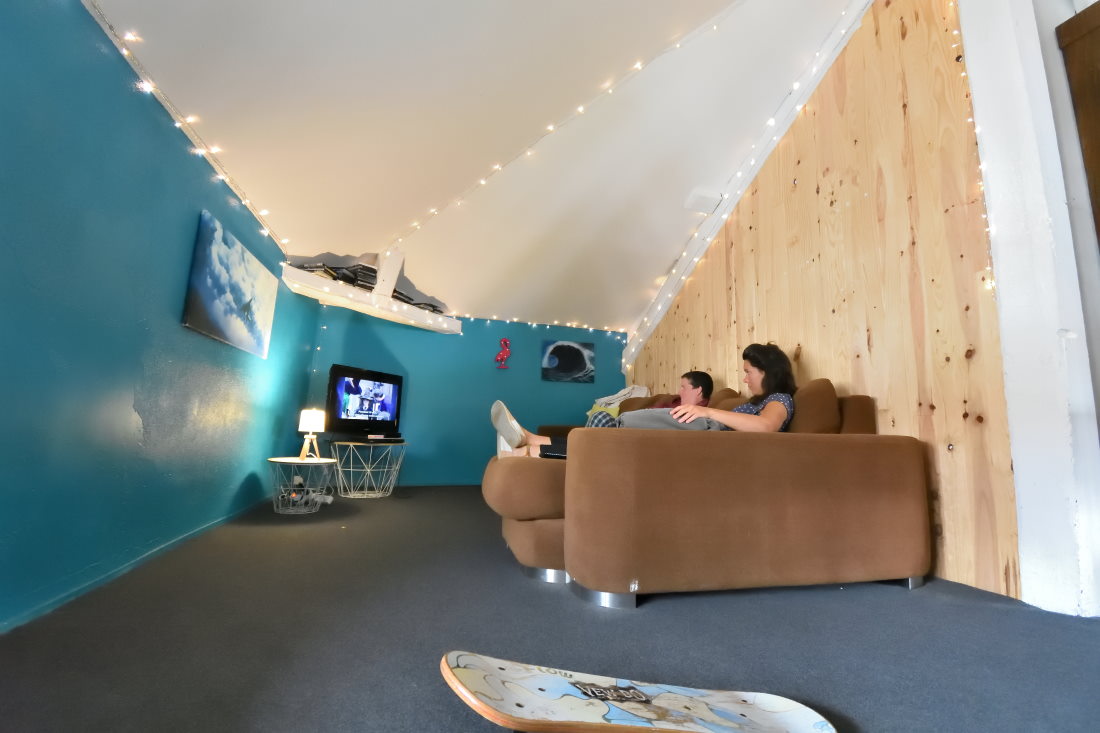 chill zone with tv, many channels, a cosy sofa, and much space to hangout at the surfhostel biarritz