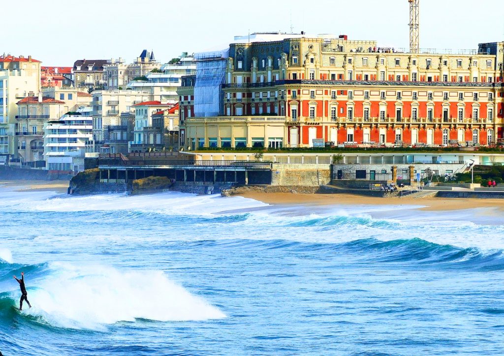 Olas frente a la Grande Plage y el paseo marítimo de Biarritz