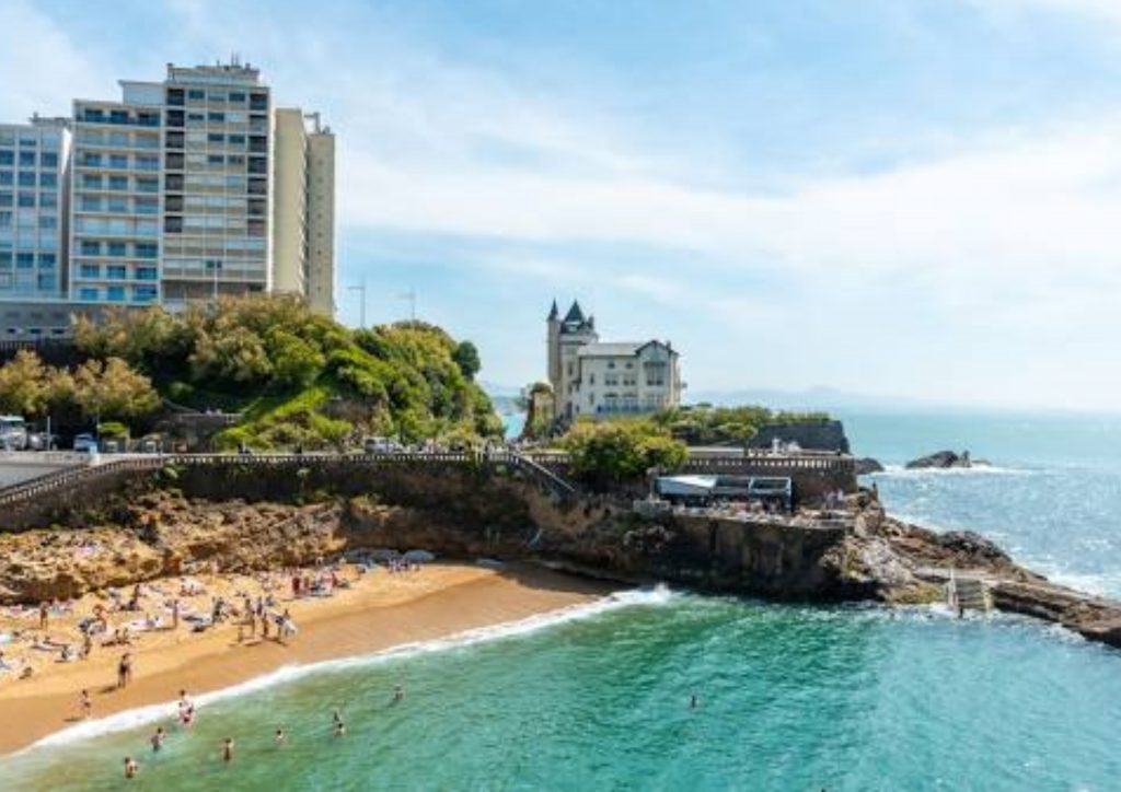Cala protegida de Port Vieux en el centro de Biarritz