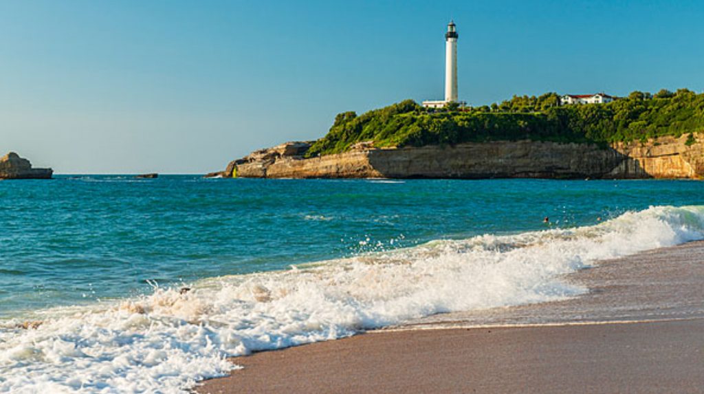 Olas y faro vistos desde la playa de Miramar en Biarritz