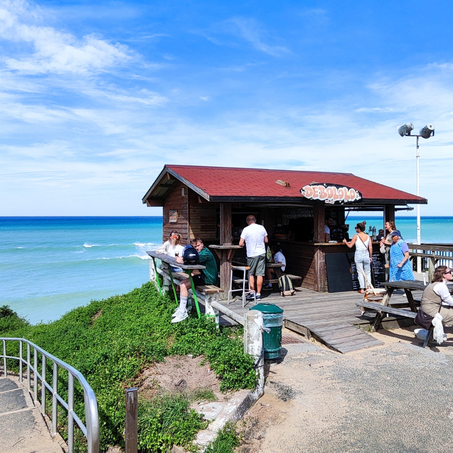 Logo d'immobilier avec carré bleu et blanc