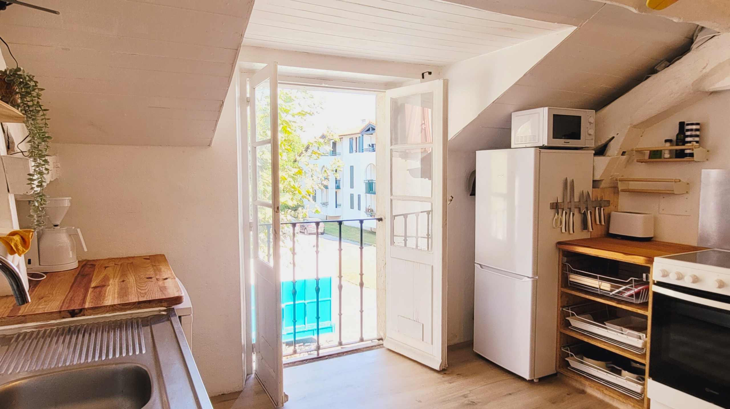 Kitchen in hostel extension Kitchen in hostel extension