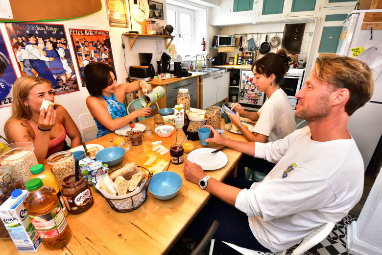 A friendly breakfast in the Surf Hostel Biarritz kitchen