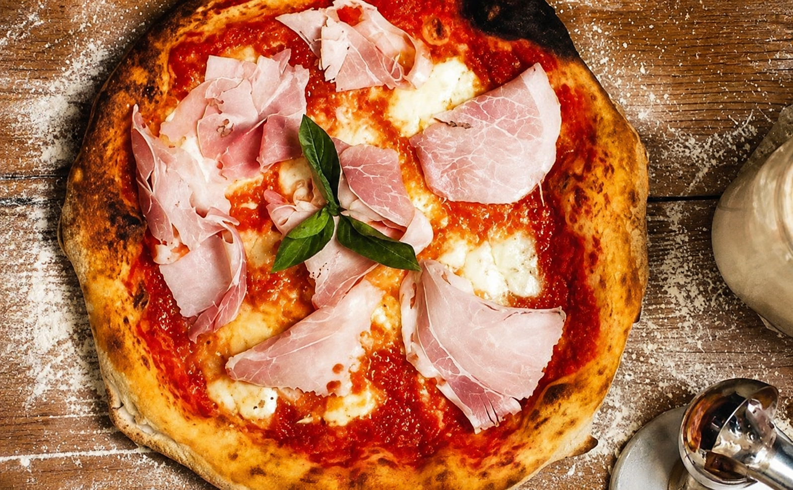 Pizza at Joie Biarritz